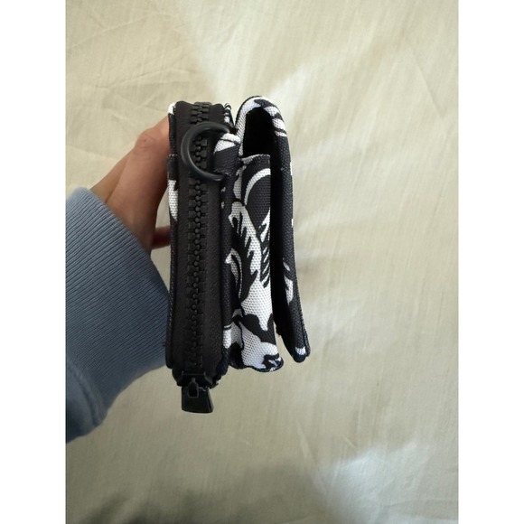 Vera Bradley Iconic RFID Wristlet Wallet Black White Floral Smartphone Zip Case - Picture 3 of 7